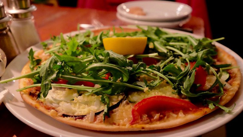 berlin-cafe-v-vegetarisch-vegan-pizza