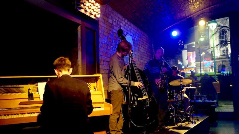 berlin-bar-the-hat-jazzbar-laden-live-musik-1