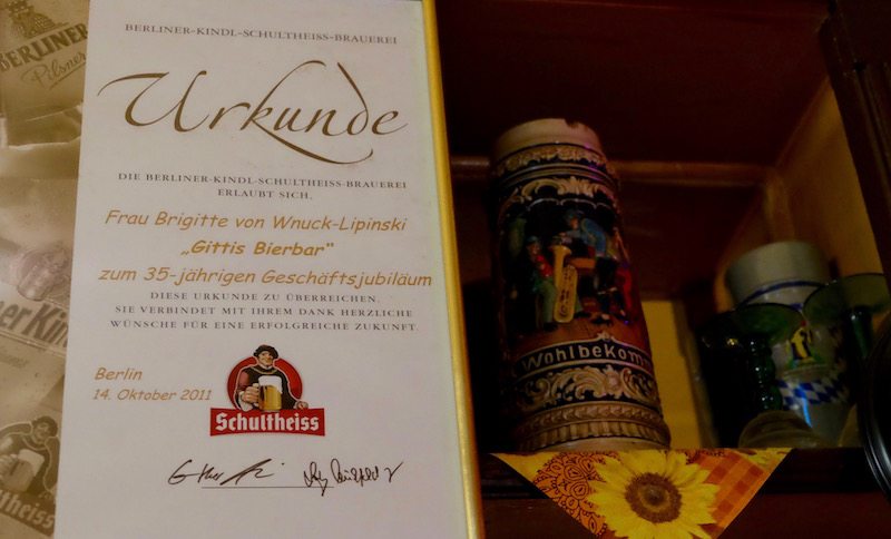 berlin-bars-eckkneipe-gittis-bierbar-einrichtung-urkunde