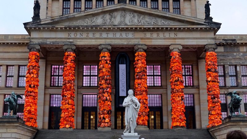 berlin-konzerthaus-aiweiwei-schwimmwesten-2