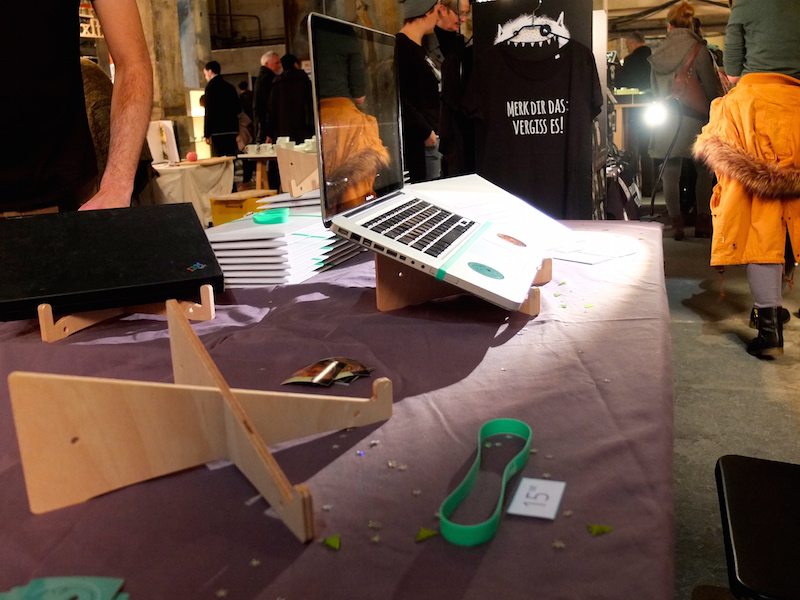 laptop-halter-holy-shit-shopping-berlin