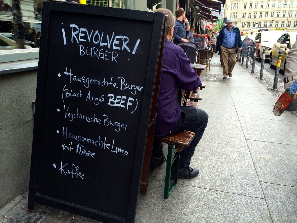 revolver-burger-berlin-draußen