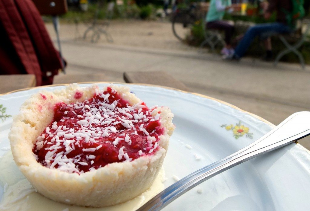 berlin-wilder-hase-im-nirgendwo-biergarten-vegan-kuchen-2