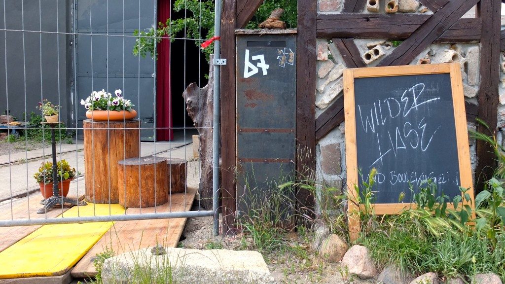 wilder-hase-im-nirgendwo-veganer-biergarten-berlin-tafel