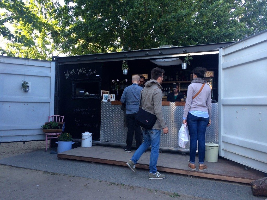 wilder-hase-im-nirgendwo-veganer-biergarten-berlin-verkaufsbox