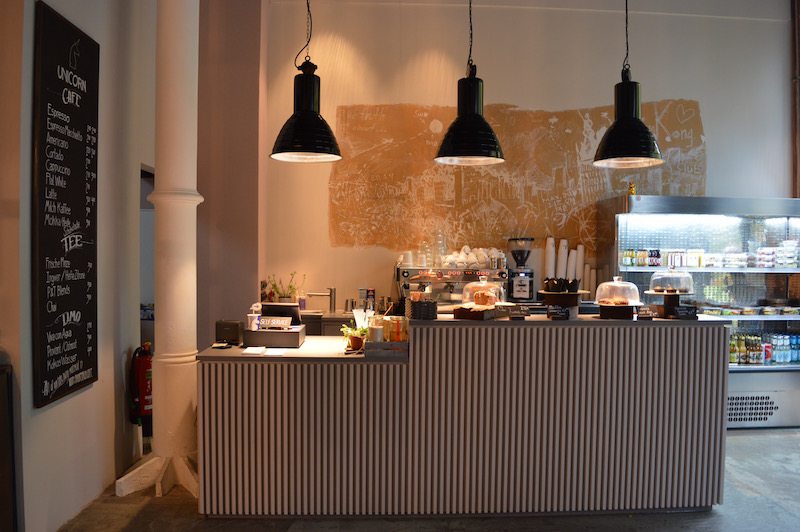 berlin-unicorn-coworkingspace-cafe-einrichtung-1